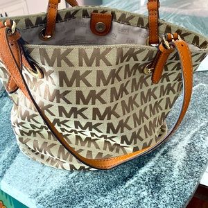 MICHAEL KORS medium to Large size purse. Uses only a few times.